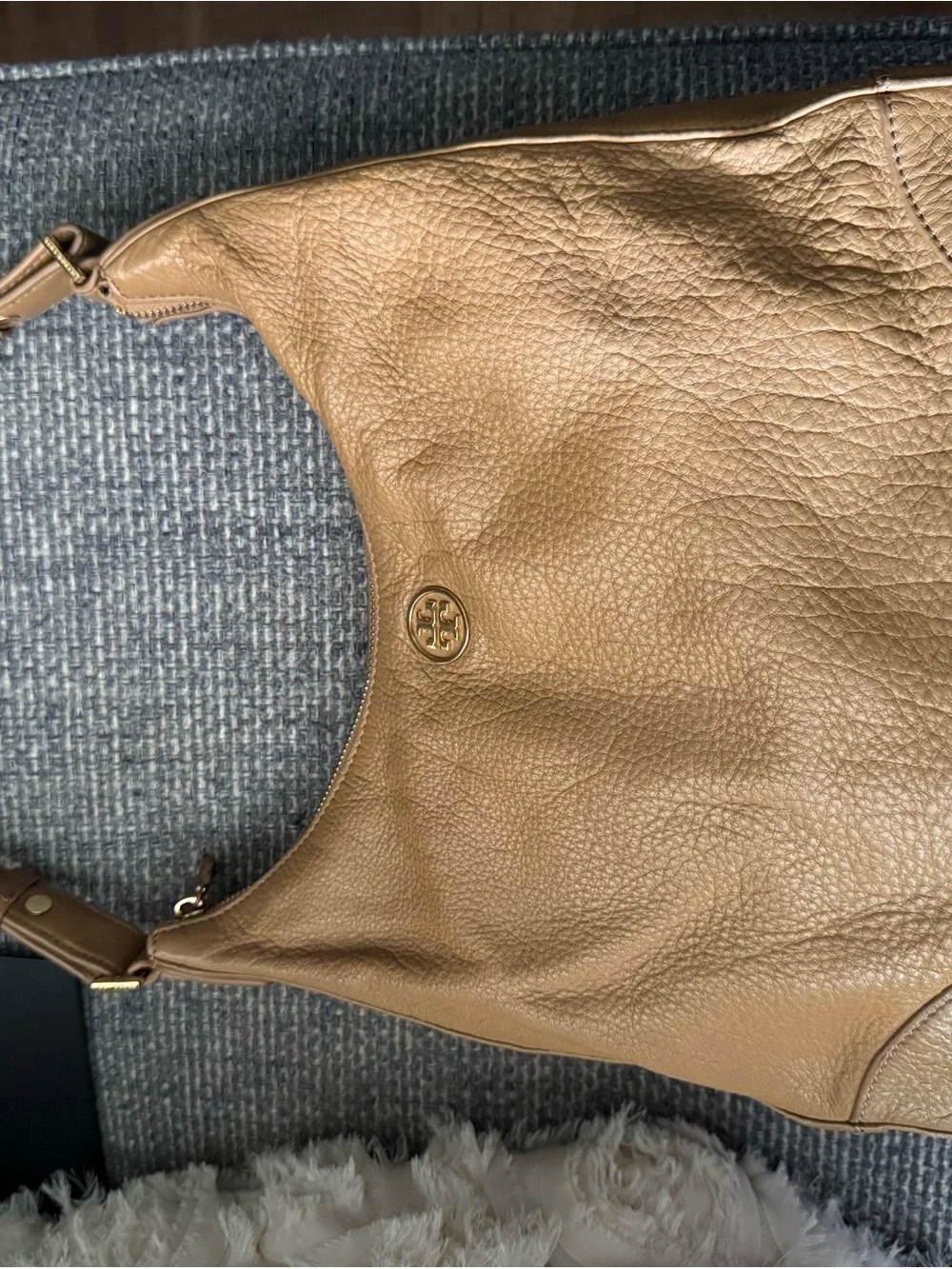 Tory Burch Amanda Pebbled Leather Hobo Bag – Camel Tan